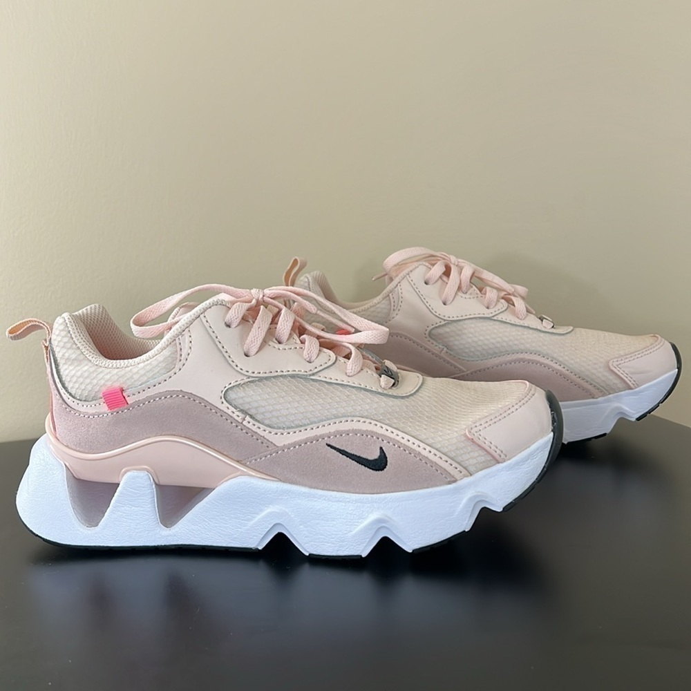 Nike shoes - Picture 3 of 8